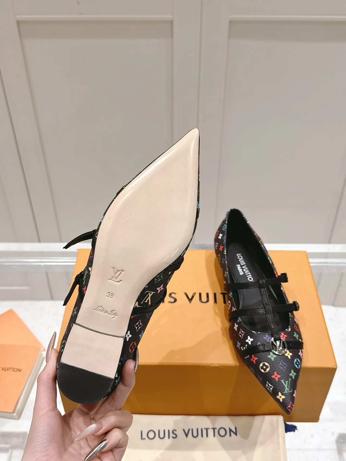 👟👟Ex-factory price 680👟👟 L V➕ Murakami Takashi co-branded series top quality louis vuitton ss25 new arrival～ LV.2025 spring and summer series｜new pointed toe high heels🆕 The small pointed toe of the eagle is matched with a hollow leather strip and a small square buckle to adjust the tightness, and the LV hardware "logo" is embellished, and the details and texture are particularly high-end! The sharp styling effect is a visual feast💯It is difficult to conceal the elegant temperament of LV. It is easy to wear, comfortable, sexy and exquisite ~ Grade A sheepskin lining is soft and breathable. The genuine leather outsole imported from Italy is easy to wear and will not tire your feet. Size: 35-40 (41 customized items are non-refundable)